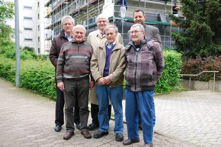 Sanierung Wohngebäude Otto-Hahn-Straße vorne v.l.n.r.: Hans Falkner, Heinz Enthof und Peter Abraham vertreten die Eigentümer der Otto-Hahn-Straße 17 bis 27, dahinter Architekt Wolfgang Richter, Bürgermeister Thomas Prinz und Hauswalter Swen Oldeweme (HAUS & GRUNDEIGENTUM Hannover e.V.)
