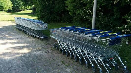 Einkaufswagen Eine Reihe von Einkaufswagen im Stadtgebiet