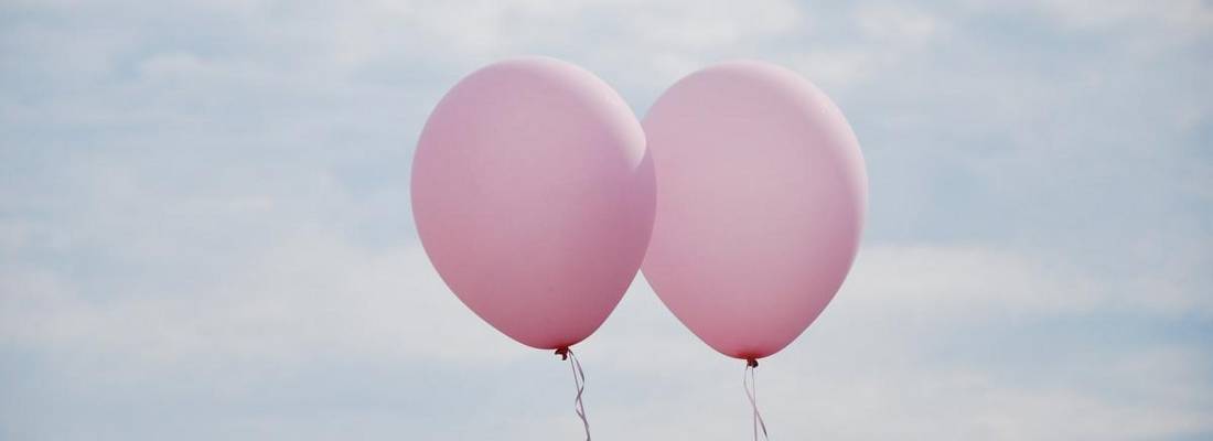Zwei rosa Luftballons