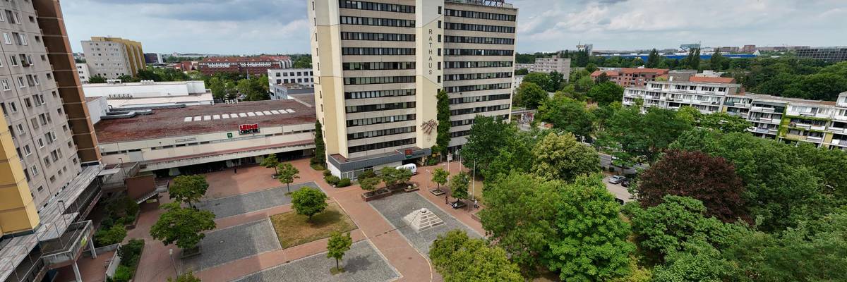 Blick auf den Marktplatz Laatzen-Mitte, Rathaus, Wohnscheibe und Leine-Einkaufszentrum