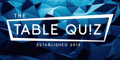 Blauer Polygonhintergrund mit dem weißen Table Quiz Logo