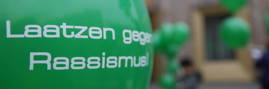 Grüner Luftballon mit der Aufschrift Laatzen gegen Rassismus